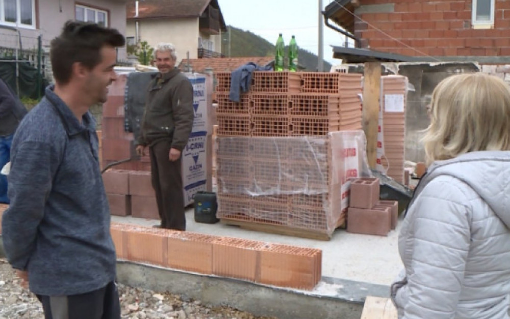 I to je BiH: Složni mještani udružili snage i grade novu kuću susjedu