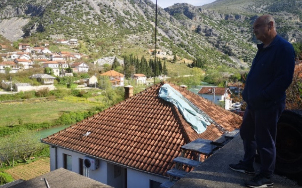 Šokantne fotografije kuće u kojoj je poginula Elmira Sefo, ogromna stijena s brda probila krov